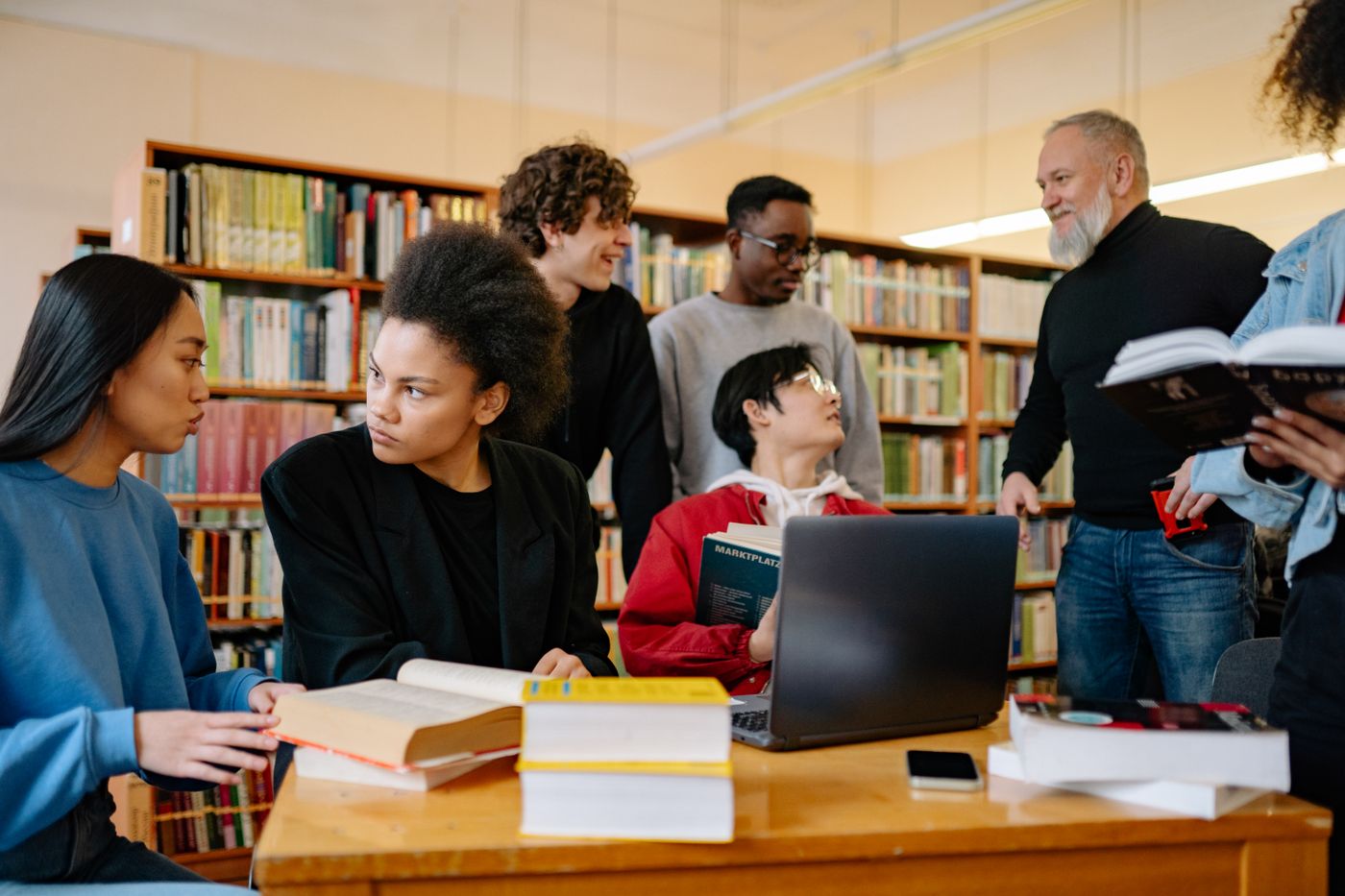 Étudiants qui travaillent ensemble à la bibliothèque